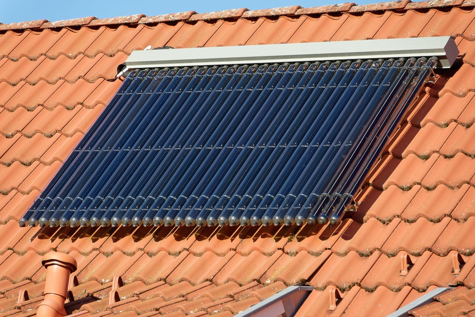 Thermische Solaranlage auf einem Dach © Comofoto - AdobeStock