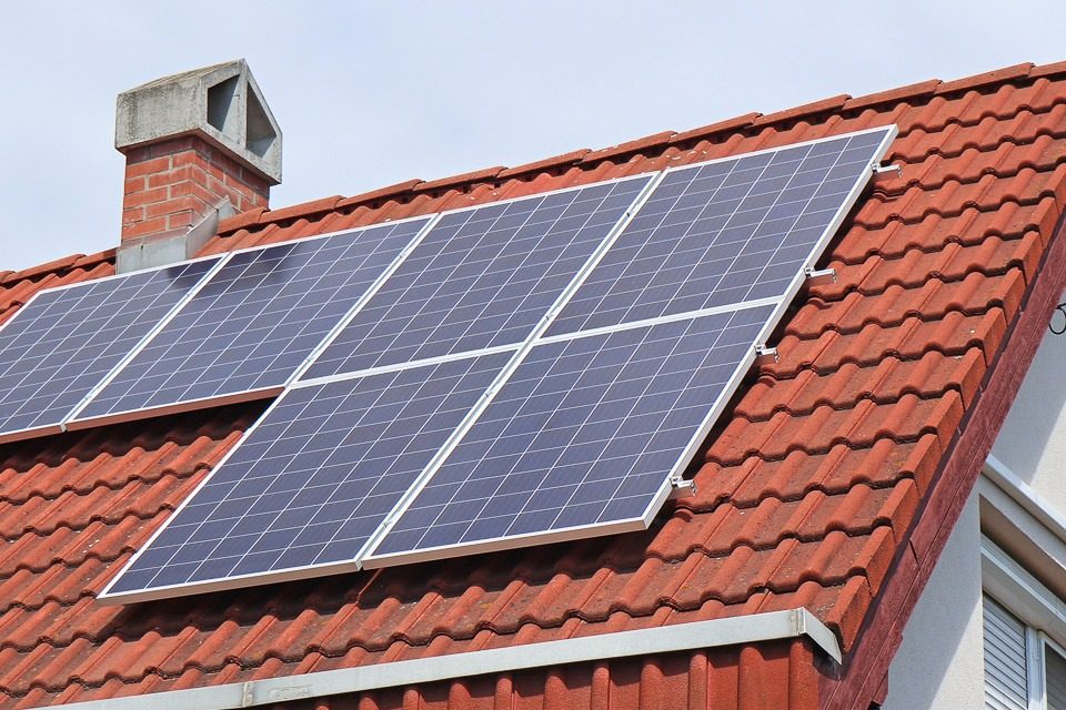 PV-Anlage auf einem Dach © majorosl66 -AdobeStock